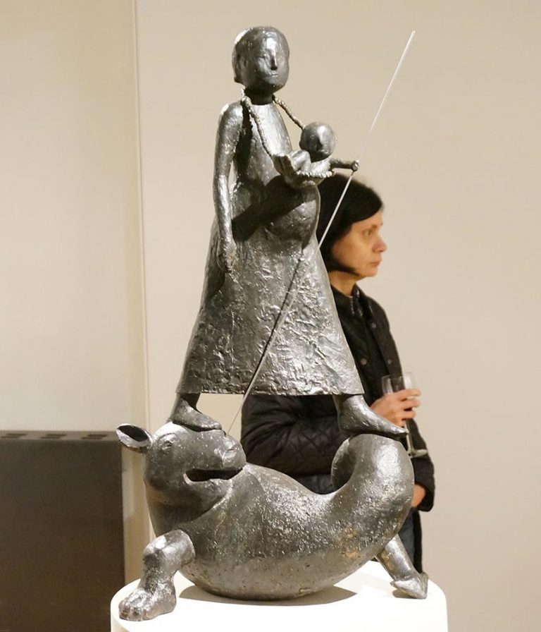 "Maternitate", sculptură în bronz de Virgil Scripcariu